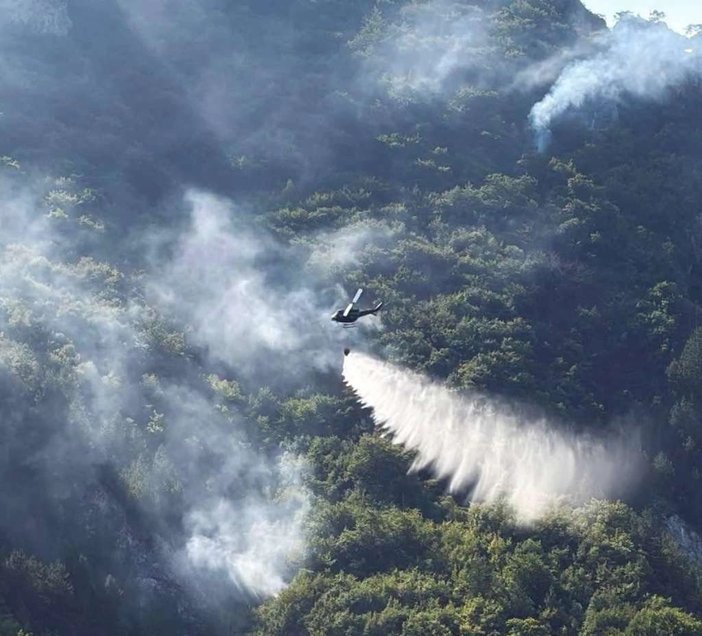 Jak vjetar otežava djelovanje helikoptera na požarištu na Čvrsnici
